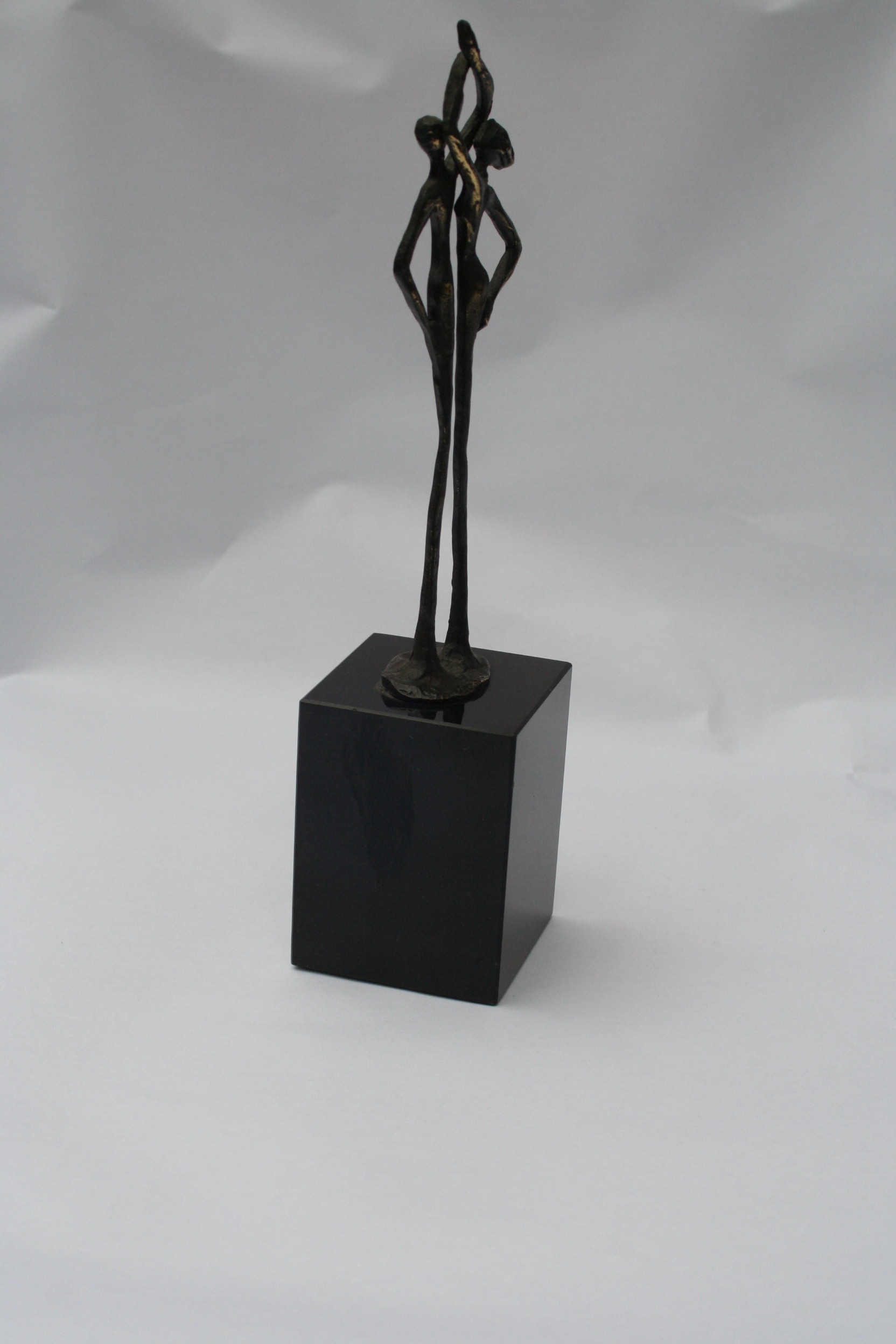 Niet of onleesbaar gesigneerd - man en vrouw - bronzen beeldje - zwart marmer sokkel kopen? Bied vanaf 1!