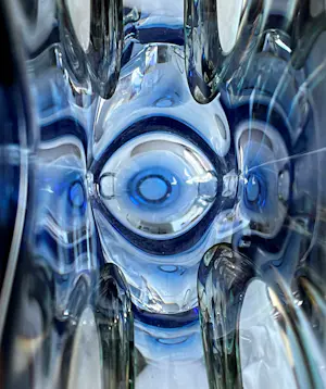 Adam Jablonski - Ornamental vase "Demure" kopen? Bied vanaf 150!