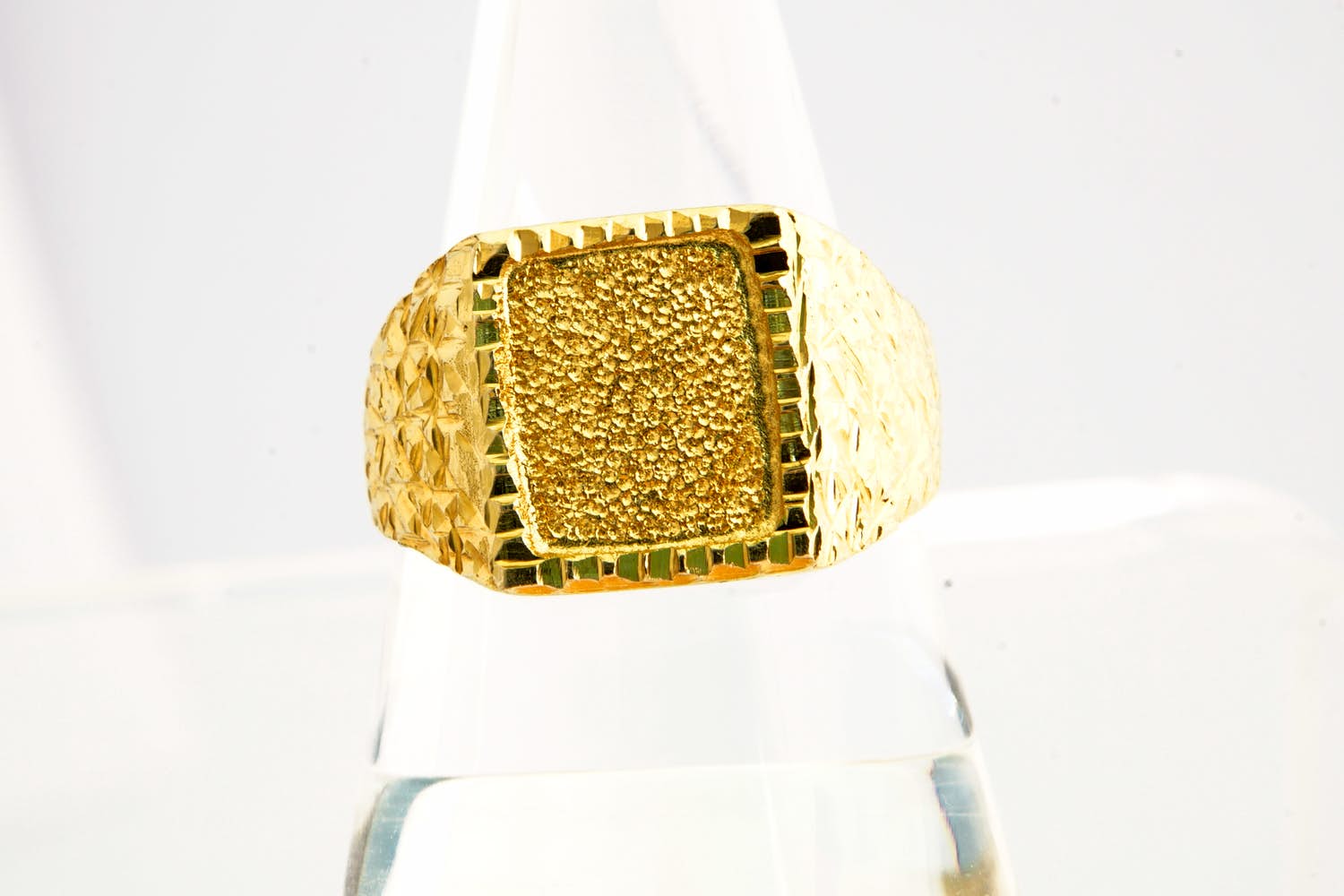 169 - Massieve & fraai bewerkte geel-gouden 18 krt "gold dust" ring kopen? Bied vanaf 360!