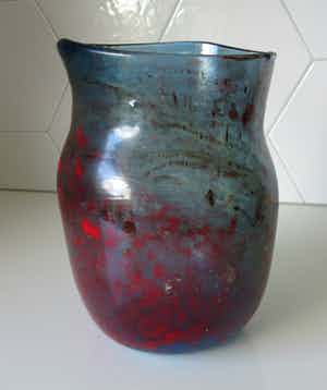 Niet of onleesbaar gesigneerd - Studio glazen vaas blauw met rode glaspoeders verkocht voor € 1!