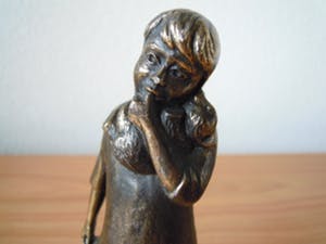 Janneke Ros - Prachtig beeldje van kind met pop in haar hand. kopen? Bied vanaf 20!