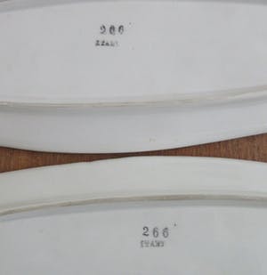 Niet of onleesbaar gesigneerd - Twee sixties Italiaanse San Marino faience muurhangers kopen? Bied vanaf 1!