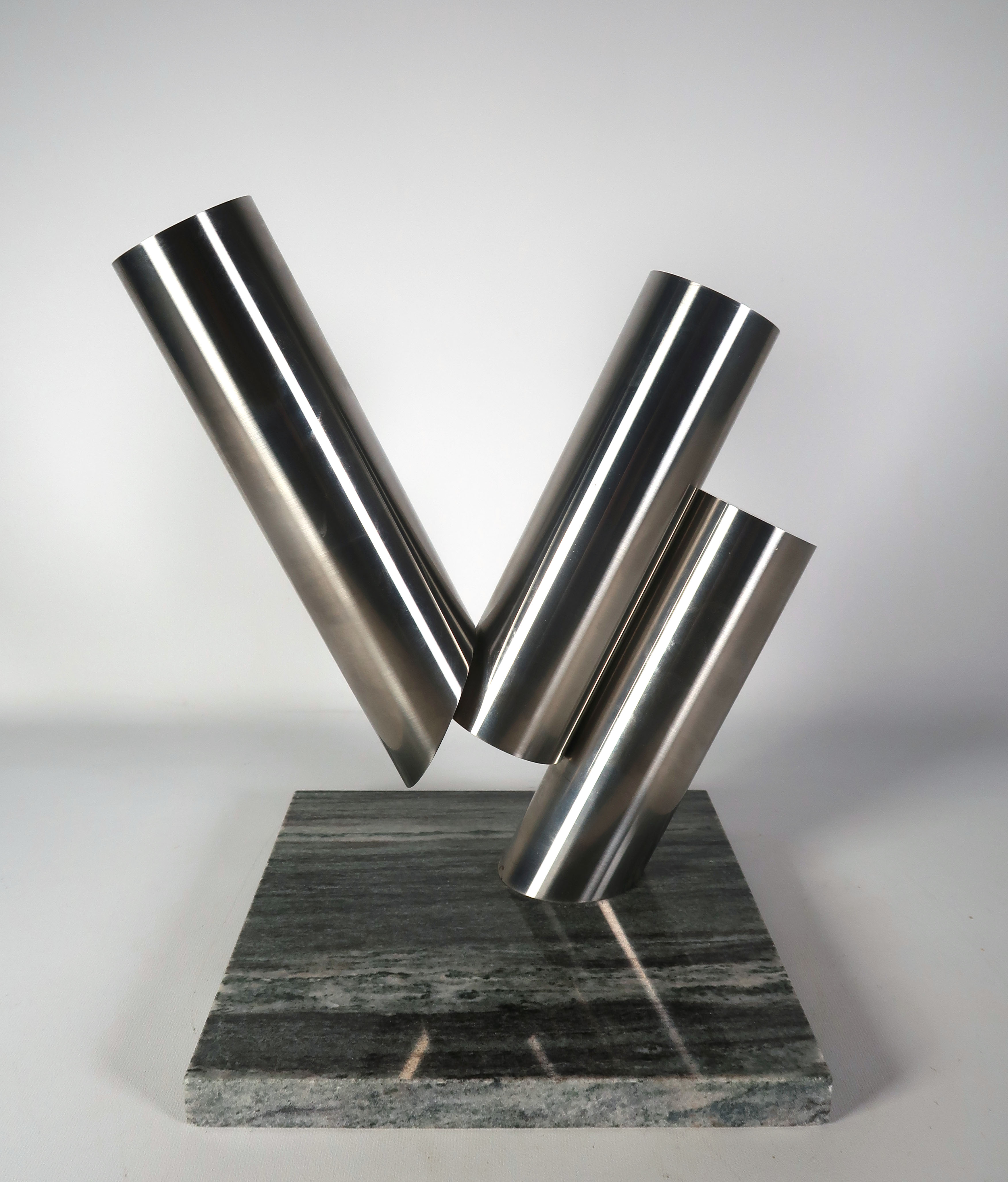 Niet of onleesbaar gesigneerd - Aluminium en graniet, Sculptuur (Zwaar) kopen? Bied vanaf 1!