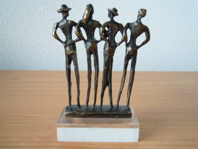 Corry Ammerlaan - Prachtig beeldje 4 personen op plexiglas voetje. kopen? Bied vanaf 20!
