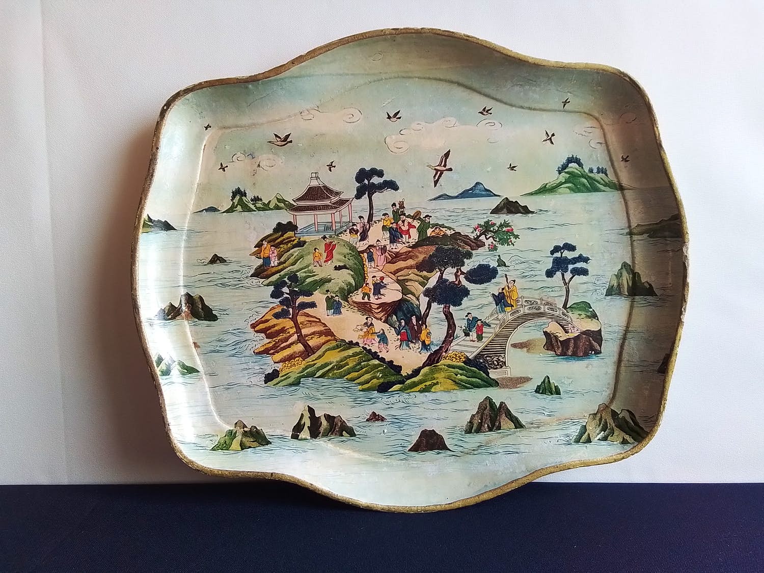 Niet of onleesbaar gesigneerd - Fraai hand beschilderd Japans dienblad met miniatuur personages kopen? Bied vanaf 1!