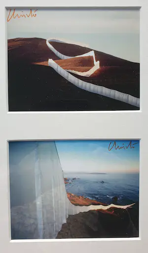 Christo - Twee gesigneerde kunstkaarten - Running Fence (Volz foto's) - Ingelijst kopen? Bied vanaf 125!