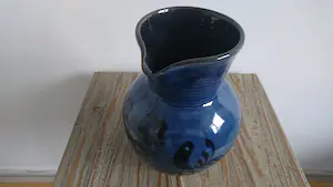 Niet of onleesbaar gesigneerd - Geglazuurde blauwe schenkkan met vogeldecoratie kopen? Bied vanaf 1!