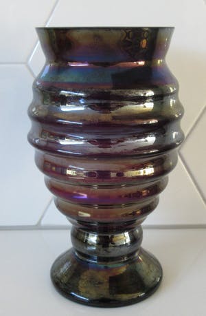 Niet of onleesbaar gesigneerd - Art Nouveau Irise paars glazen ribbelvaas kopen? Bied vanaf 10!