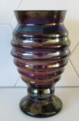 Niet of onleesbaar gesigneerd - Art Nouveau Irise paars glazen ribbelvaas verkocht voor € 10!