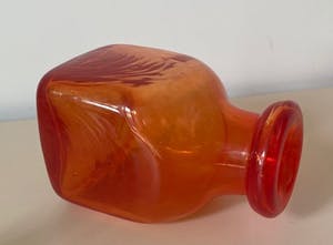 Niet of onleesbaar gesigneerd - Vintage Scandinavische oranje-rode glazen flesvaas kopen? Bied vanaf 1!