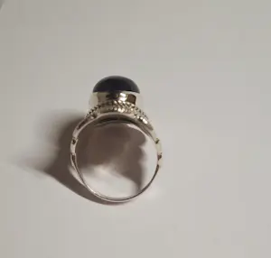 Nieuwe  fijn bewerkte  zilveren ring met  cabochon  paarse amethist steen. kopen? Bied vanaf 65!