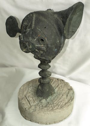 Niet of onleesbaar gesigneerd - Bronzen beeld op betonnen voet , "Autoclaxon" kopen? Bied vanaf 1!