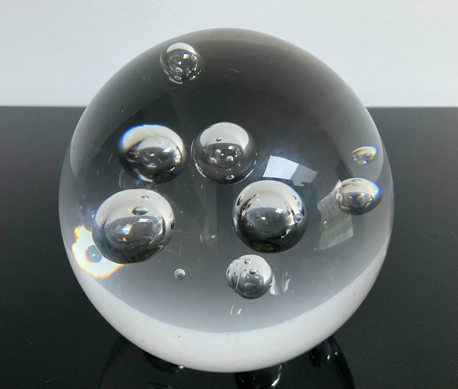 Floris Meydam - GESIGNEERDE GLAZEN MASSIEVE BOL MET INGESLOTEN LUCHTBELLEN. kopen? Bied vanaf 49!