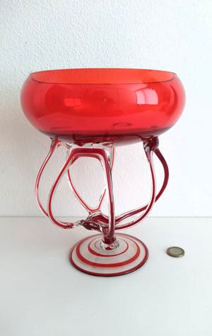 Niet of onleesbaar gesigneerd - Italiaans glas, schaal met fantasiepoot, in sprankelend rood kopen? Bied vanaf 1!