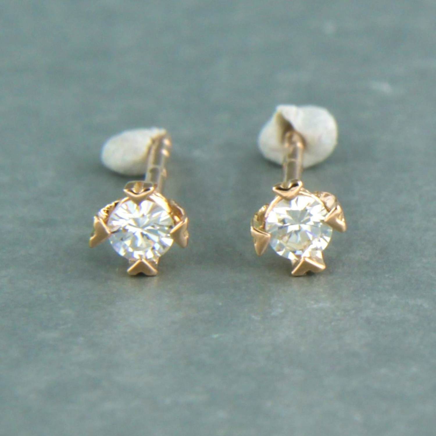 18k rosé gouden solitair oorknoppen met briljant geslepen diamant tot. 0.12ct verkocht voor € 200!
