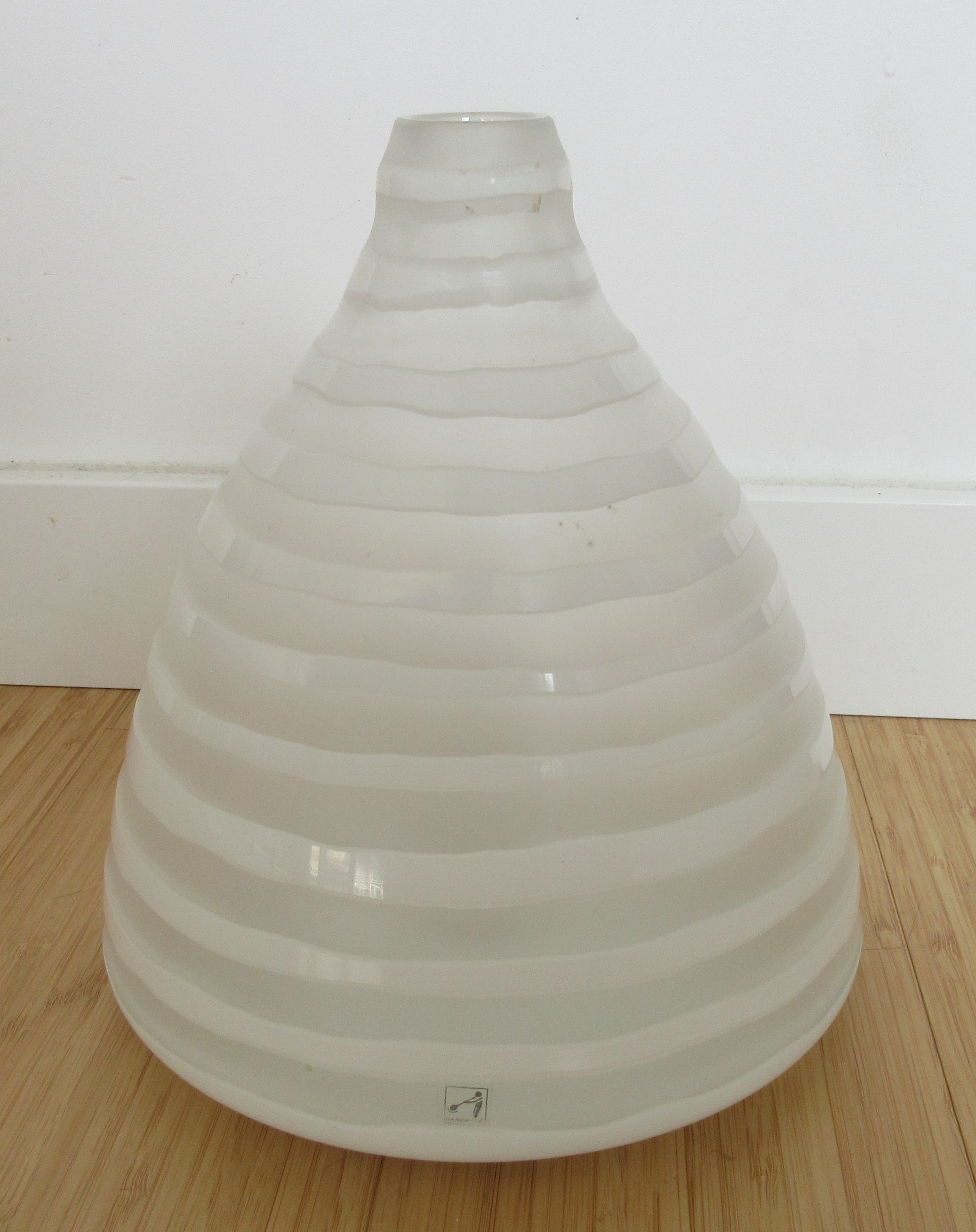 Niet of onleesbaar gesigneerd - Leonardo hand geblazen glazen witte en gesatineerde design vaas verkocht voor € 1!