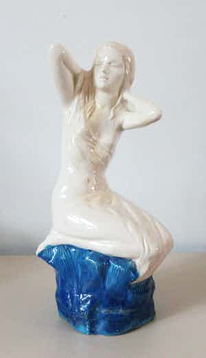 Niet of onleesbaar gesigneerd - Aardewerk beeld van naakte vrouw op blauwe rots verkocht voor € 1!