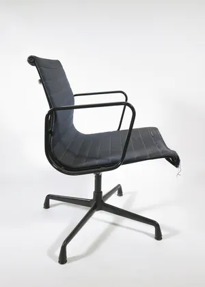 Ray en Charles Eames - Donkerblauwe EA 108 stoel met zwart frame kopen? Bied vanaf 1!