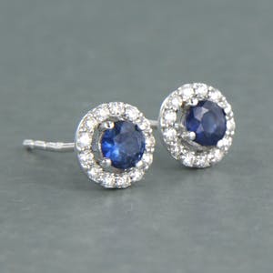 14k gouden oorknoppen bezet met saffier tot. 0,56ct en briljant geslepen diamant kopen? Bied vanaf 250!