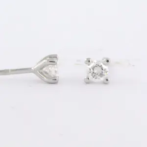 18k wit gouden solitair oorknoppen bezet met briljant geslepen diamant 0.28 ct kopen? Bied vanaf 340!