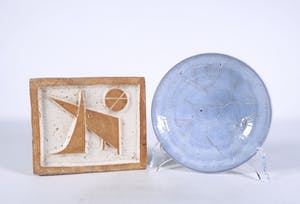 Dirk Hubers - Aardewerk, Schotel op voet en hangtegel kopen? Bied vanaf 80!