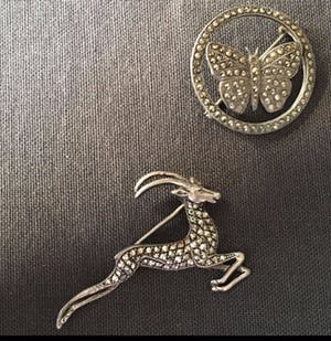 1e gehalte Zilver - twee zilveren vintage broches, in de vorm van een springbok en een vlinder kopen? Bied vanaf 1!