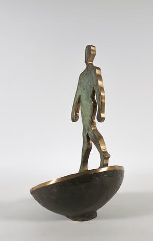 Desiree Tonnaer - Bronzen beeld van een figuur op een zonnewijzer kopen? Bied vanaf 100!
