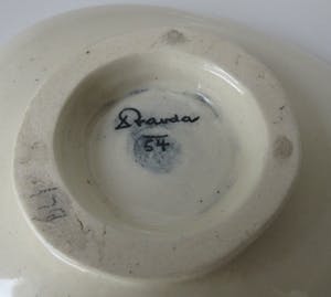 Niet of onleesbaar gesigneerd - Zeldzaam hand gedecoreerd schaaltje door George Pravda (Aus. Acteur) kopen? Bied vanaf 1!