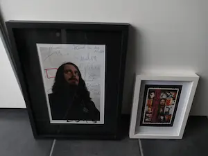 Jonathan Meese - Bewerkte foto en postkaart (2 items) met vilstift en ballpoint (ingelijst) kaufen? Bieten Sie von 75!