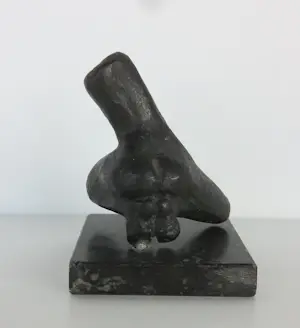 Lia van Vugt - Bronzen sculptuur, Gehurkte tors + boek! kopen? Bied vanaf 100!