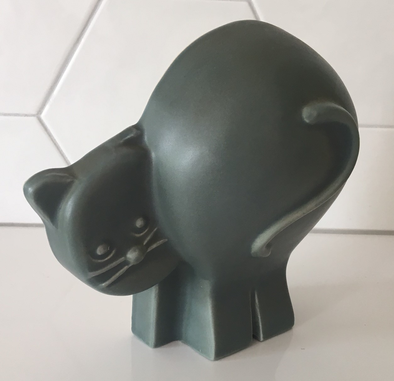 Niet of onleesbaar gesigneerd - Platelen plastiek van een Toekan en een Kat kopen? Bied vanaf 1!