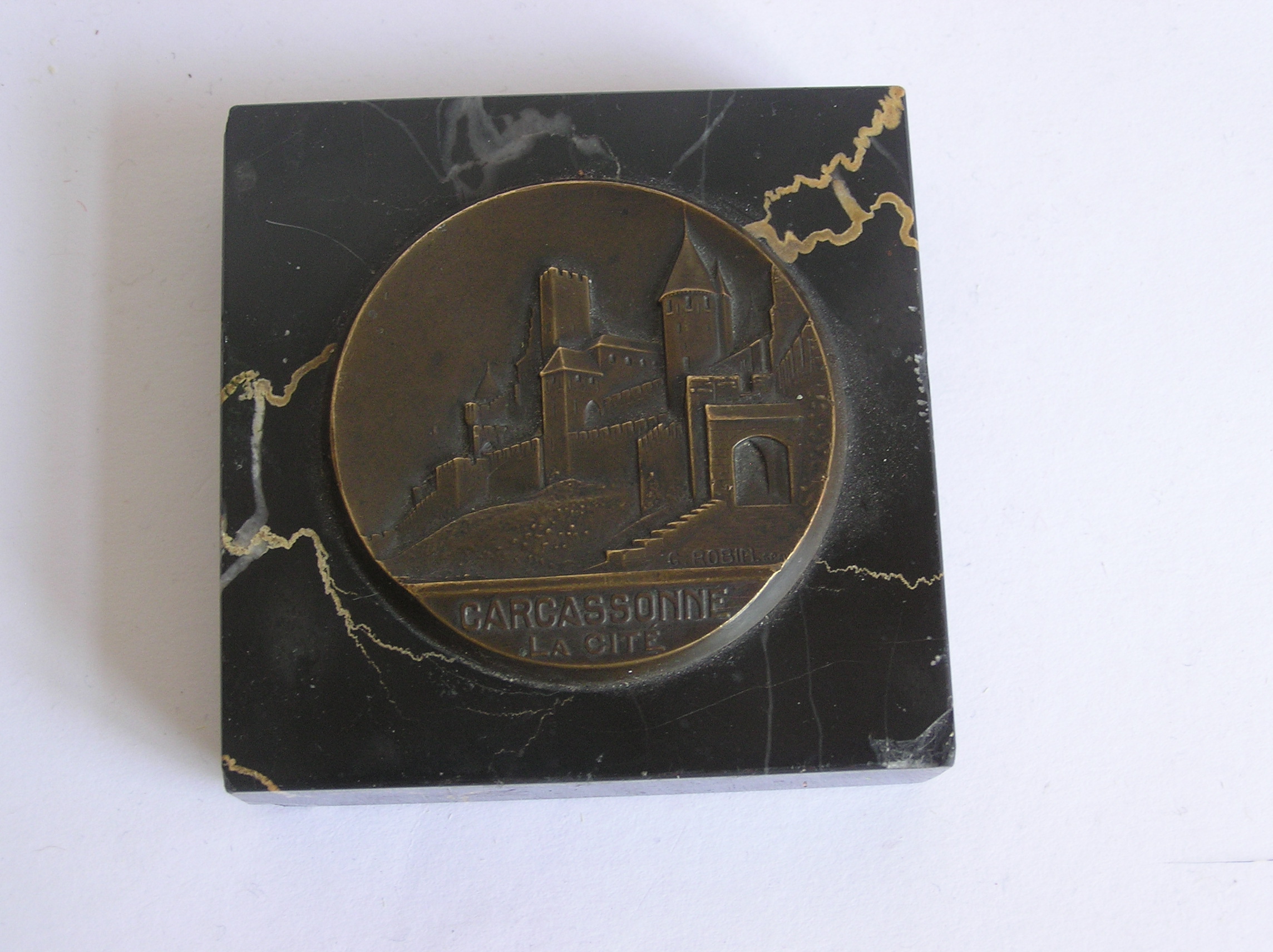 Niet of onleesbaar gesigneerd - Bronzen medaille op marmeren voet - afbeelding van Carcassonne La Cité, gesignee verkocht voor € 1!