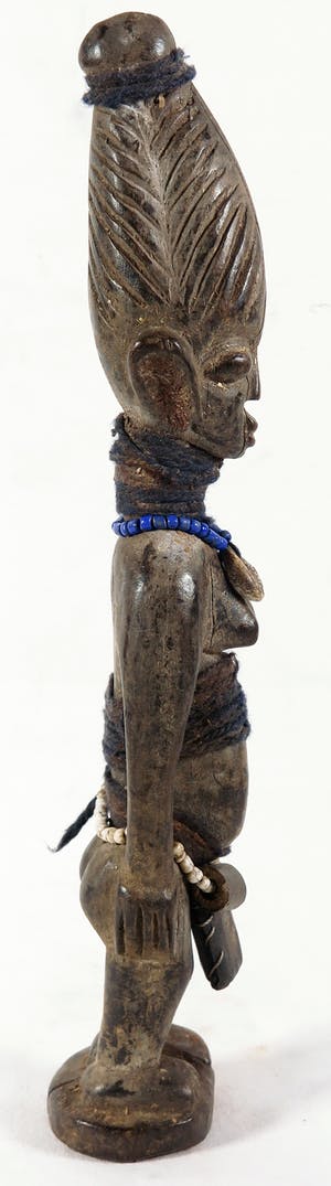 Ibedji - Vrouwenbeeld met kralen en amuletten kopen? Bied vanaf 1!