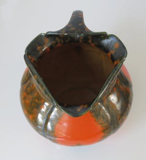 Arnhemsche Fayencefabriek - Twee oranje zwarte art deco vazen - Klaas Vet kaufen? Bieten Sie von 10!