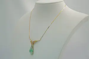 35 - Fijn en sierlijk opengewerkt 14Krt gouden halssieraad met diamant en jade kopen? Bied vanaf 305!