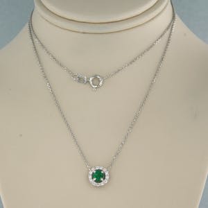14k gouden collier met hanger bezet met smaragd en briljant geslepen diamant kopen? Bied vanaf 175!