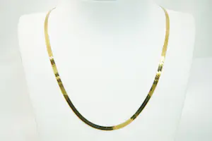 Acheter01- 14 karaats geelgouden choker met platte gladde schakels? Enchérissez de 560!