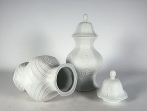 Niet of onleesbaar gesigneerd - Porselein, Twee dekselvaasjes kopen? Bied vanaf 1!