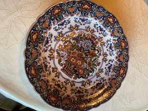 Koninklijke Tichelaar Makkum - Paar plateel Makkum schotels met polychrome bloemdecoratie kopen? Bied vanaf 100!