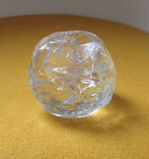 Kosta Boda - Twee Snowball kandelaren waarvan een XL model - ontwerp Ann Warff kopen? Bied vanaf 28!