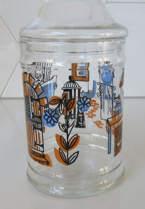 Curiosa - Vintage glazen koek of snoep pot met emaille decoratie van een huiskamer kopen? Bied vanaf 1!