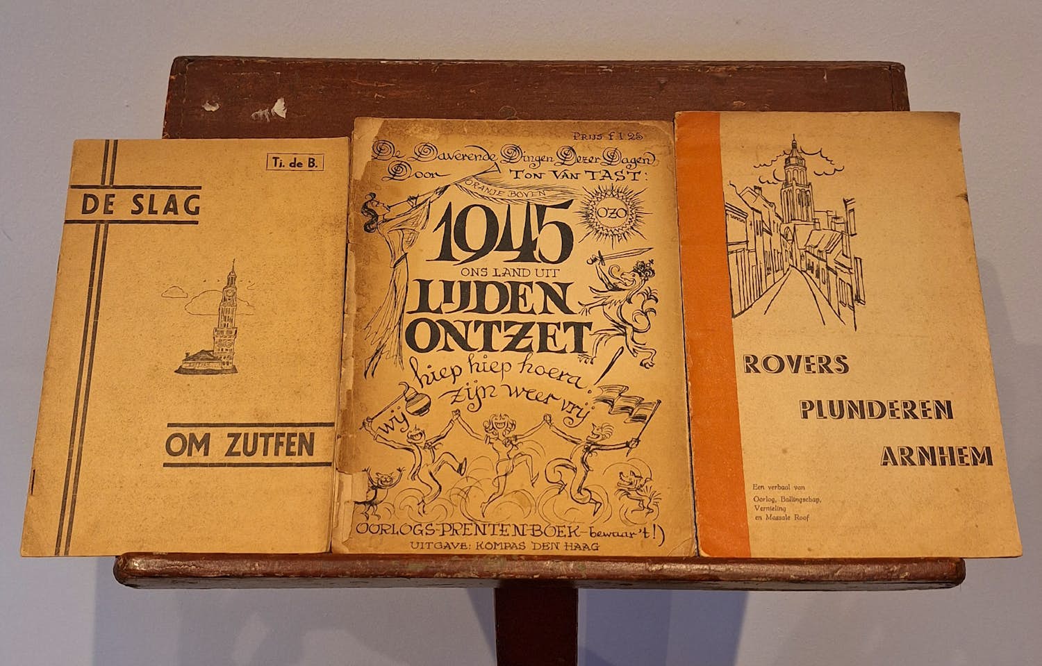 Diverse auteurs - 1945 Ons land uit lijden verlost - De slag om Zutfen - Rovers plunderen Arnhem kopen? Bied vanaf 1!