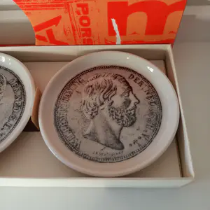 N.V. Porselein- en Tegelfabriek Mosa - Onderzetters, keramiek, van Willem 1, 2 en 3. Nieuwstaat kopen? Bied vanaf 1!