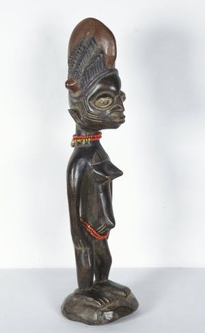 Yoruba - Houten Ibedji- of tweelingbeeld van vrouw met rode kralen kopen? Bied vanaf 1!