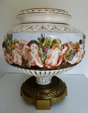 Real Fabbrica Capodimonte - Een mooie grote Italiaanse coupe op koperen voet. kopen? Bied vanaf 50!