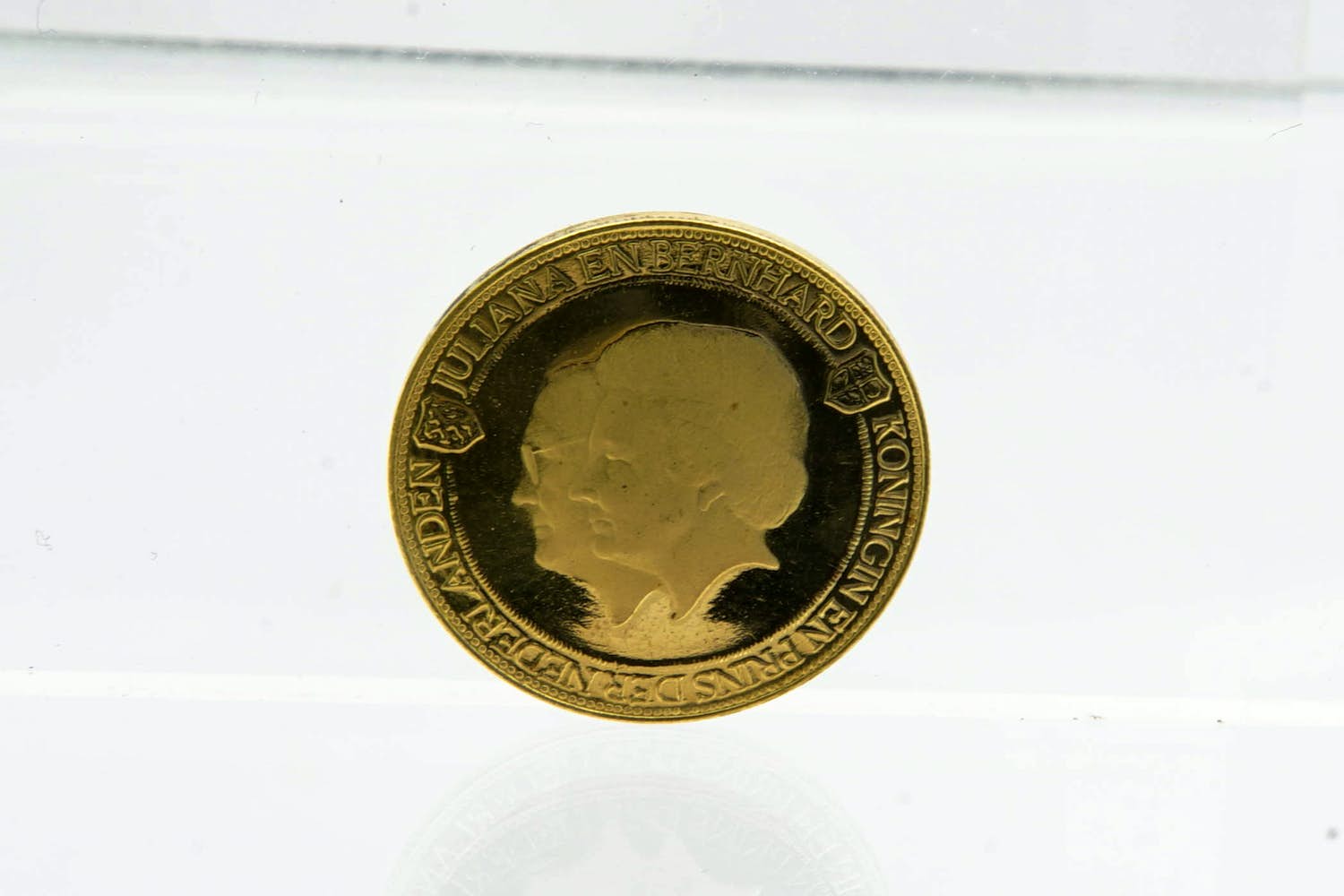 26- Massieve,  bij het 25 jarig regeringsjubileum geslagen 20krt gouden penning kopen? Bied vanaf 320!