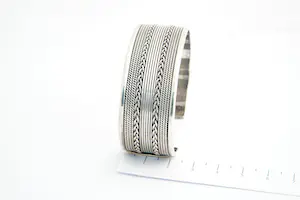 90- massief 1e gehlt zilveren open/klem  armband - bewerkt model kopen? Bied vanaf 60!