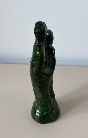 Niet of onleesbaar gesigneerd - Groen aardewerken figuur verliefd stel kopen? Bied vanaf 1!