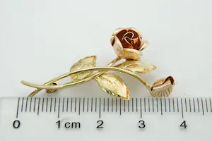16- Chique 14Krt bicolor gouden gematteerde Broche / Speld "wilde roos" kopen? Bied vanaf 85!