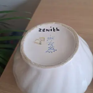 Plateelbakkerij Zenith - Twee bizare kleine vazen kopen? Bied vanaf 40!